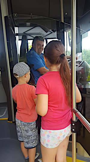 Dzieci zadają pytanie kierowcy autobusu